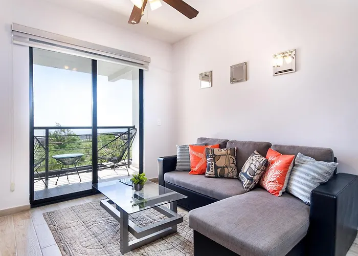 Stunning 2 Bedroom, 2 Bathroom Just A 5 Minute Drive To The Apartamento
