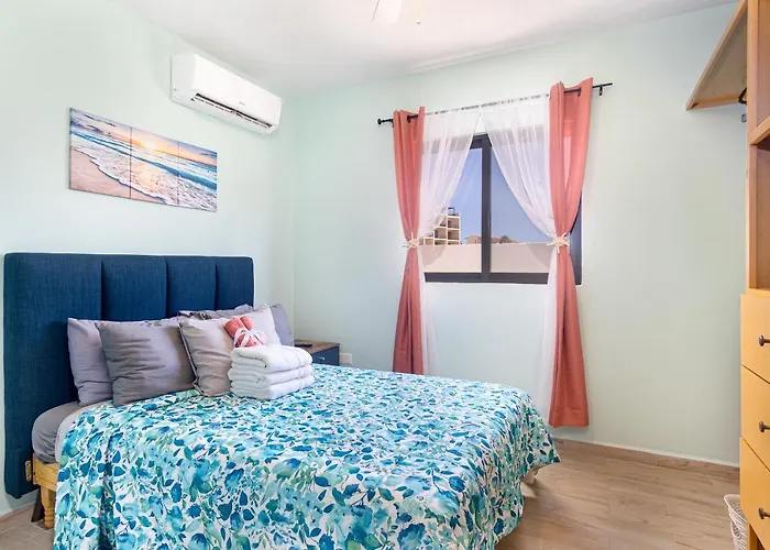 Stunning 2 Bedroom, 2 Bathroom Just A 5 Minute Drive To The Apartamento *